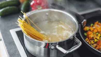 Cocer espaguetis - Los sorprendentes usos del agua de la pasta que probablemente desconocías