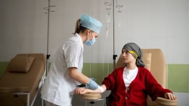 paciente con cáncer recibiendo quimioterapia causándole caída del cabello