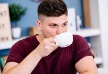 Hombre joven tomando café para evitar la disfunción eréctil