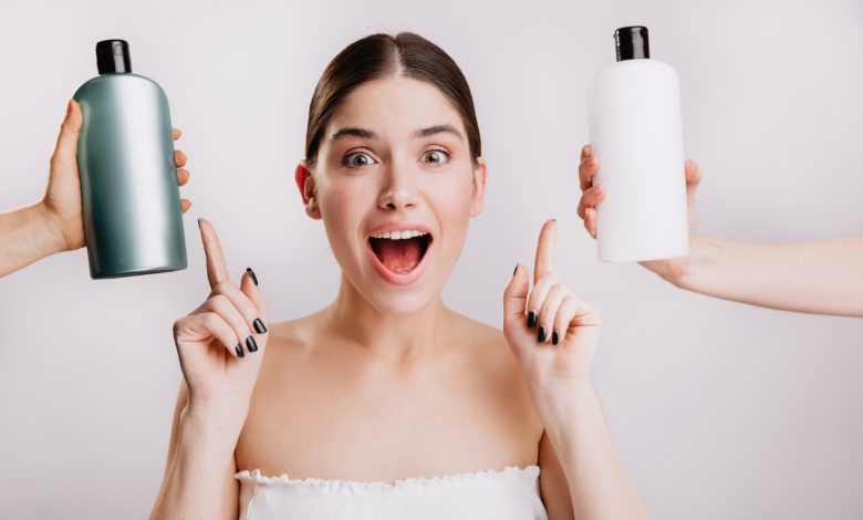 mujer eligiendo el shampoo adecuado para su cabello - Cómo elegir el champú adecuado para tu cabello