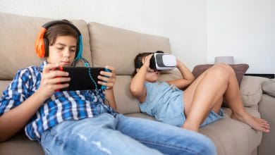 niños con adicción a los videojuegos jugando en un sofá