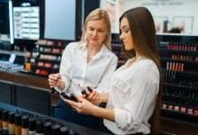 Mujer en una tienda decidiendo qué comprar de maquillaje