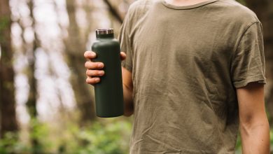 Hombre que prefiere llevar termos para agua a todas partes - ¿Con qué frecuencia debes lavar tu termo del agua?