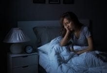 mujer desvelada por tener pesadillas / acostarse tarde / palpitaciones al acostarse / utilizar el celular / menopausia / dormir en las noches - Las vitaminas que le faltan a su cuerpo cuando no puede dormir bien - 3 de la mañana