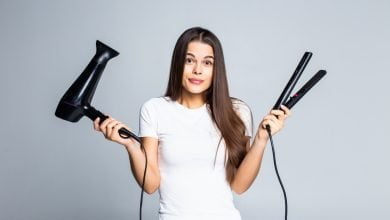 Mujer cuestionándose sobre el uso de secadores y planchas para el cabello