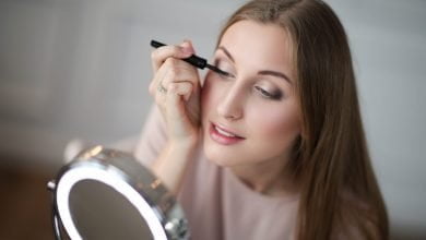 mujer maquillando sus ojos para que se vean más grandes y expresivos