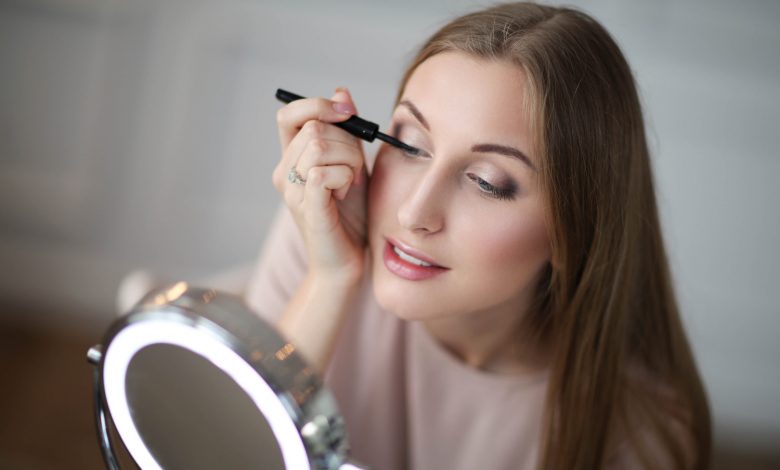 mujer maquillando sus ojos para que se vean más grandes y expresivos