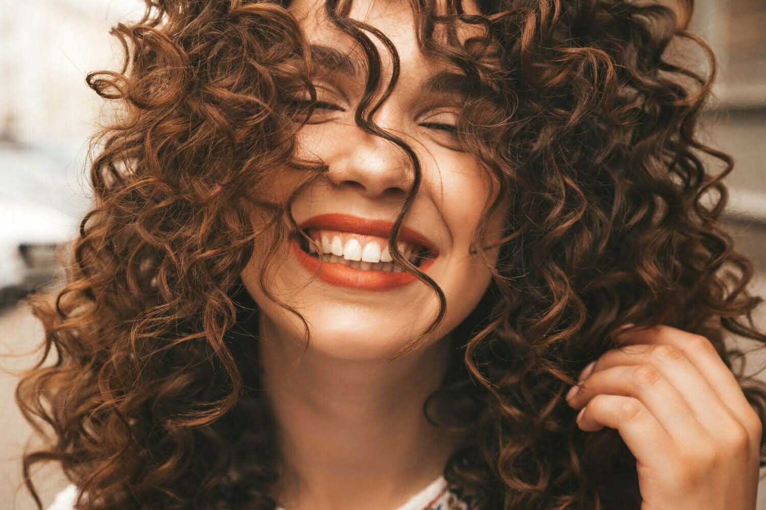 mujer con el cabello rizado