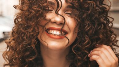 mujer con el cabello rizado