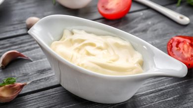 mayonesa casera servida en bandeja blanca