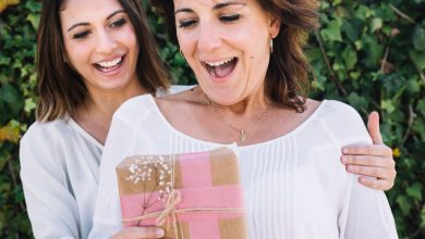 mujer recibiendo regalo de su hija el día de las madres