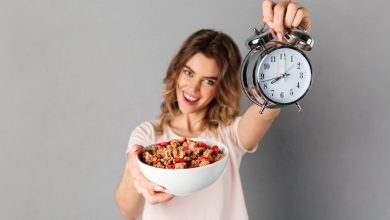 mujer comiendo a la hora correcta / rutina matutina