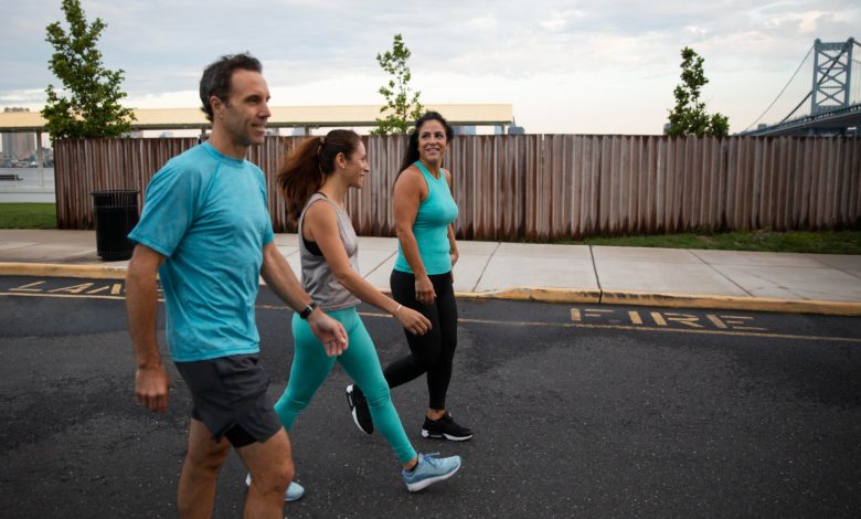 ejercicio El dolor de pies al caminar es un problema común que puede afectar a muchas personas. Caminar es una actividad diaria que realizamos de manera natural, pero cuando experimentamos dolor en los pies al hacerlo, p