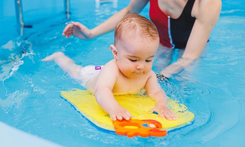 ¿A partir de qué edad pueden los bebés empezar a nadar en la piscina? / embarazada