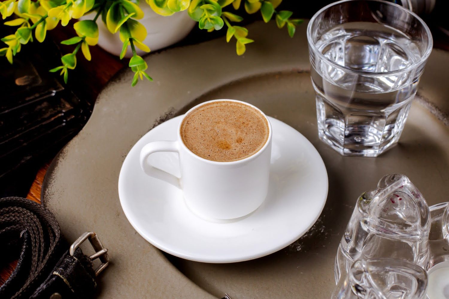 ¿Sabes por qué te sirven un vaso de agua con tu café? / plato debajo de la taza de café