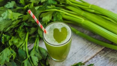 Así debe tomar el jugo de apio para bajar la presión arterial y mejorar la circulación sanguínea / agua de apio con limon - te de apio