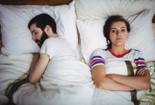 ¿Tu pareja te da la espalda cuando duerme? Esto es lo que significa - habitación separada