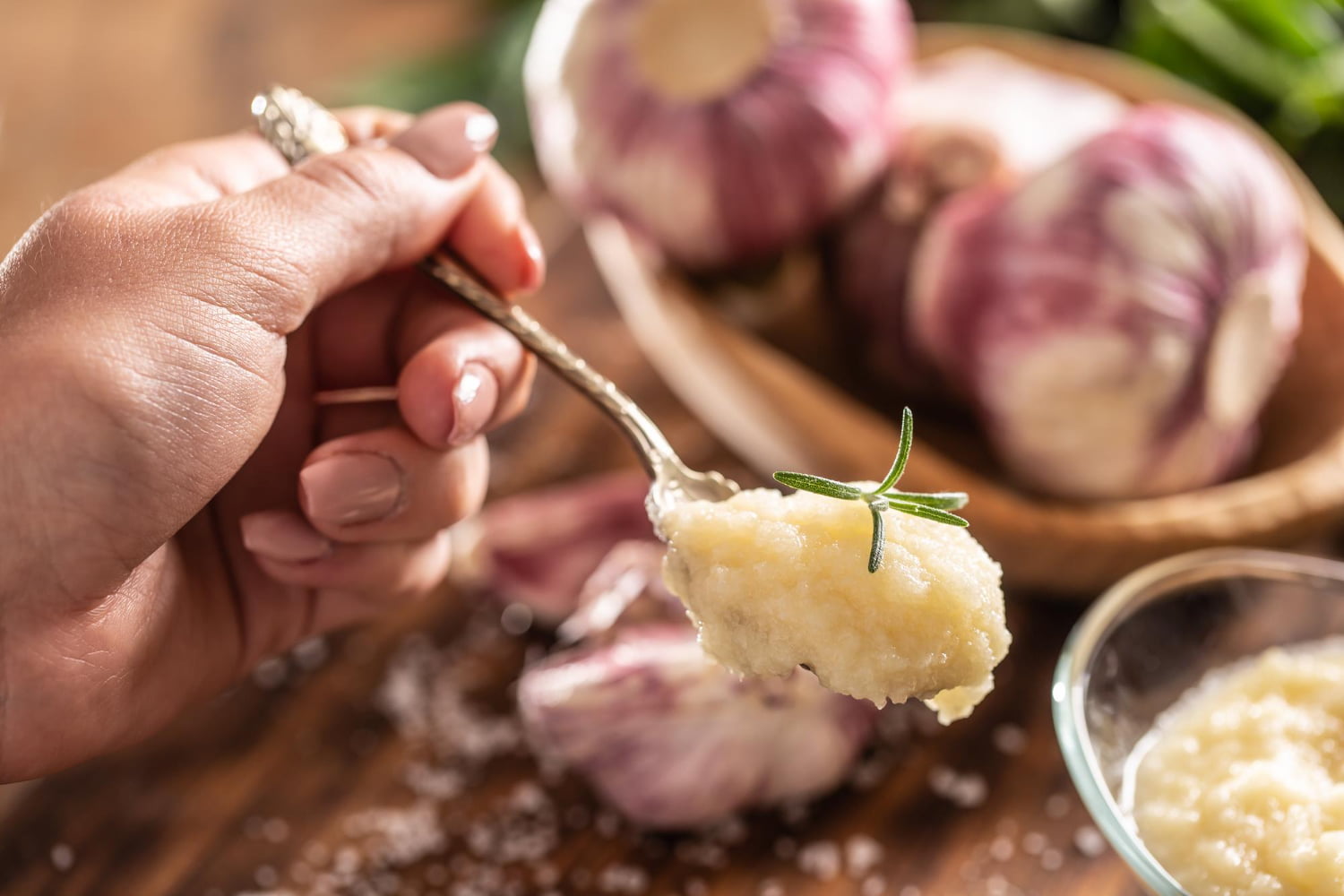 7 métodos efectivos para eliminar el sabor a ajo de la boca y disfrutar de un aliento fresco