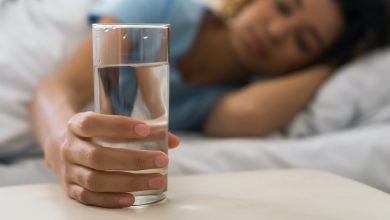 Por qué nunca debes dormir con un vaso de agua o una taza al lado de tu cama