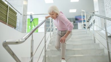 Dolor de rodilla al bajar escaleras ¿Cuáles son las causas y cómo tratarlo?