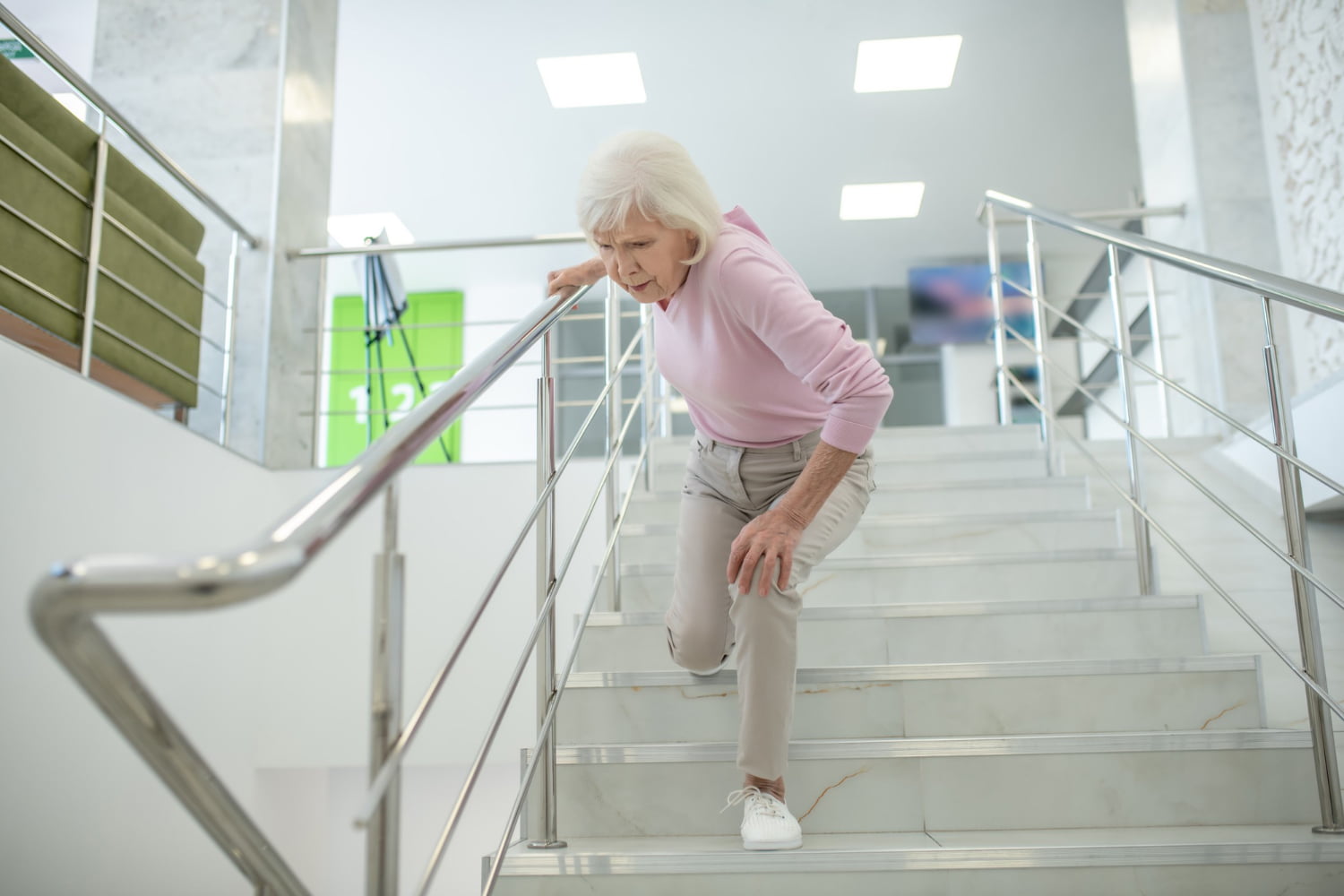 Dolor de rodilla al bajar escaleras ¿Cuáles son las causas y cómo tratarlo?