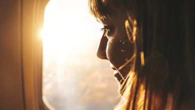 Por qué nunca debe poner su cabeza en la ventana de un avión