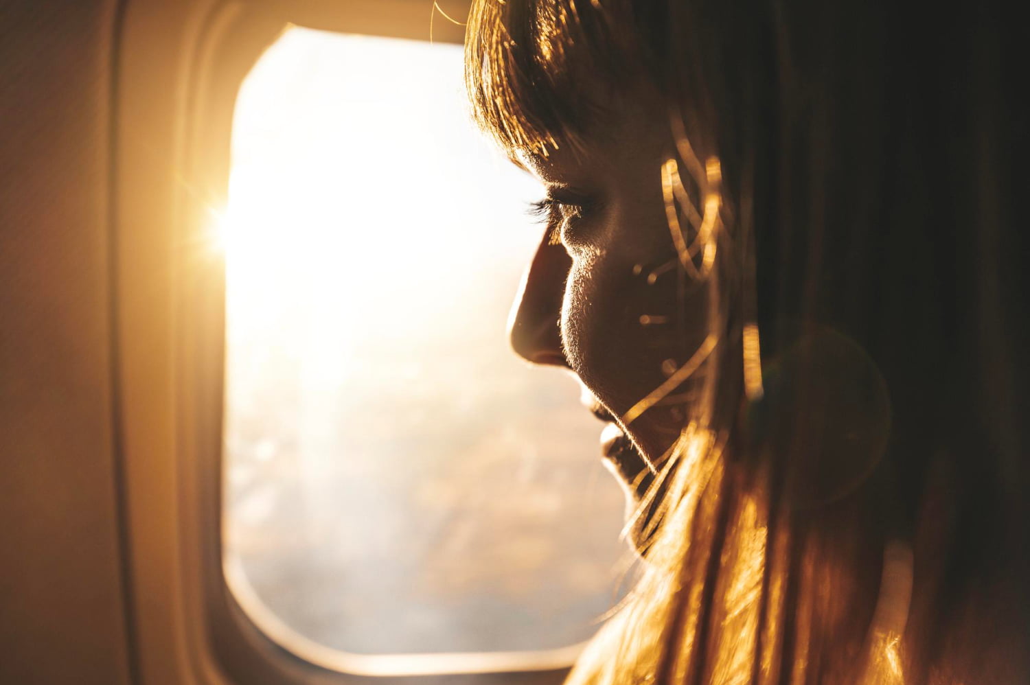 Por qué nunca debe poner su cabeza en la ventana de un avión