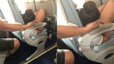 Acunó la cabeza de su hija durante 45 minutos en un avión y esto dividió las redes sociales