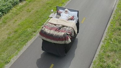 Inventó una cama sobre ruedas con motor para que su abuela no tenga que volver a salir de ella