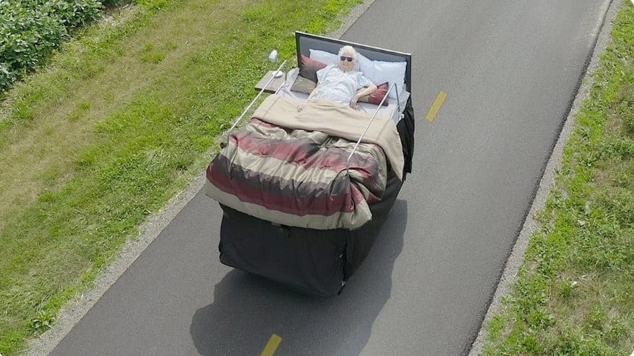 Inventó una cama sobre ruedas con motor para que su abuela no tenga que volver a salir de ella