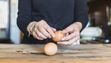 el truco poco conocido e imperdible para quitar la cáscara de un huevo en pocos segundos