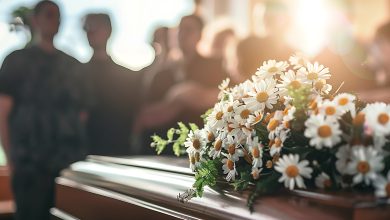 Para vengarse de su tacaño marido, esta anciana llegó con una pequeña caja de zapatos el día de su funeral